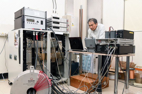 표준연 연구진이 자체 개발한 '500㎾급 대전류 직류전력량 표준'에 대한 실험을 진행하고 있다.  표준연 제공